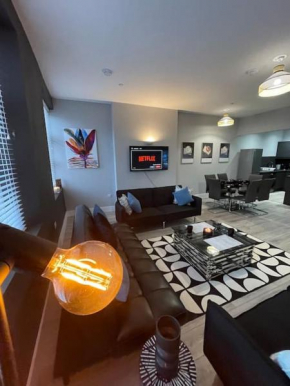 Luxury 2 Bed City Centre Duplex with High Ceilings